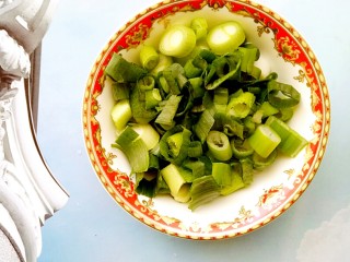 14、独家配方哦！清脆爽口，超美味下饭的腌黄瓜,小葱切段备用