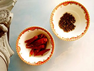 15、独家配方哦！清脆爽口，超美味下饭的腌黄瓜,炒锅入两勺花生油，八成热的时候，倒入九个干辣椒，一小把花椒，炒香后关火盛出备用