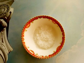 17、独家配方哦！清脆爽口，超美味下饭的腌黄瓜,把两勺白糖倒入烧开的酱油中，化开后盛出备用