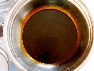 19、独家配方哦！清脆爽口，超美味下饭的腌黄瓜,把老干妈辣酱和热酱油搅拌均匀，放凉备用