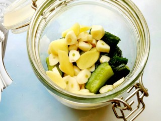 21、独家配方哦！清脆爽口，超美味下饭的腌黄瓜,把黄瓜段、蒜片、姜片一起放入密封罐中