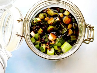 22、独家配方哦！清脆爽口，超美味下饭的腌黄瓜,再把放凉的酱油汁和葱段倒入密封罐