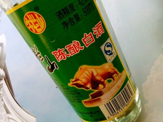 23、独家配方哦！清脆爽口，超美味下饭的腌黄瓜,倒入两小勺白酒（什么白酒都可以）