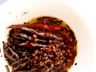 24、独家配方哦！清脆爽口，超美味下饭的腌黄瓜,把炸过的干辣椒、花椒，连同花生油一起倒入密封罐中