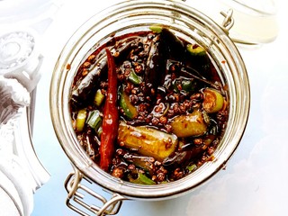 25、独家配方哦！清脆爽口，超美味下饭的腌黄瓜,用筷子把密封罐中的食材搅拌均匀