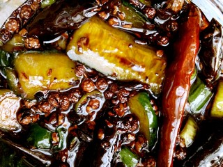 26、独家配方哦！清脆爽口，超美味下饭的腌黄瓜,盖上密封罐盖子，放在冰箱的保鲜里腌制四个个小时即可食用