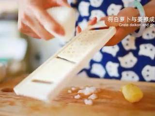 3、天妇罗,将白萝卜与姜擦成泥