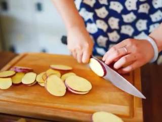 7、天妇罗,红薯洗净切成厚片，洋葱去皮切成细丝