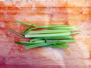3、健康饮食之芹菜芦笋黄瓜汁,芹菜切去根部，摘去叶子，洗净！
