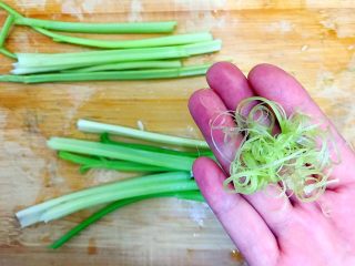 4、健康饮食之芹菜芦笋黄瓜汁,用手把芹菜表面的老丝撕掉！