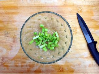 7、健康饮食之芹菜芦笋黄瓜汁,芦笋切成小丁，备用！