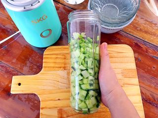 8、健康饮食之芹菜芦笋黄瓜汁,将芹菜丁，黄瓜丁，芦笋丁全部放入料理杯！