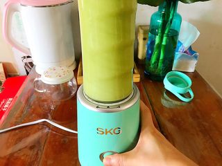 13、健康饮食之芹菜芦笋黄瓜汁,按下开关，一分钟！