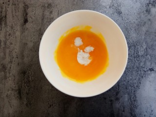 2、#家有烤箱#无添加,入口即化的蛋黄溶豆,蛋黄中放入白糖