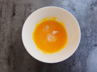 3、#家有烤箱#无添加,入口即化的蛋黄溶豆,挤入两滴柠檬汁