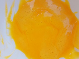 4、#家有烤箱#无添加,入口即化的蛋黄溶豆,用电动打蛋器打到发白,稍微能立起来,我用的土鸡蛋所以比较黄