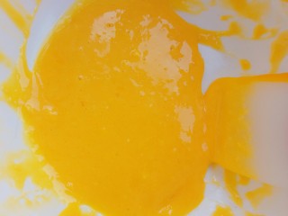 6、#家有烤箱#无添加,入口即化的蛋黄溶豆,用刮刀翻拌均匀