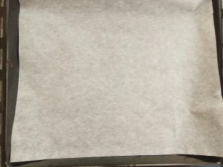 8、#家有烤箱#无添加,入口即化的蛋黄溶豆,准备油纸,烤箱提前100℃预热