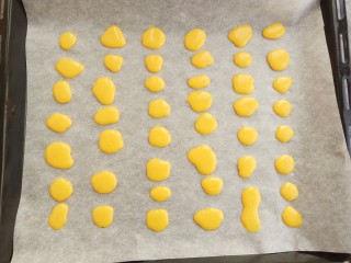 9、#家有烤箱#无添加,入口即化的蛋黄溶豆,挤出圆形的豆豆,第一次挤,有点丑