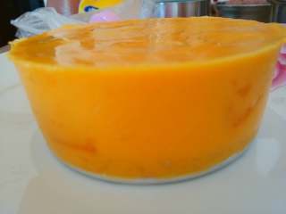 6、芒果流心慕斯,取出用热毛巾捂一圈，再一顶底托，很容易就脱模了