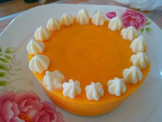 10、芒果流心慕斯,第一次裱花不是那么顺手，大小不一