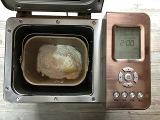 1、原味贝果,将所有面团材料放入面包机,启动和面15分钟。