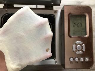 2、原味贝果,和面至扩展,可以扯出较均匀的膜就可以了。