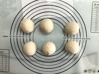 3、原味贝果,将面团平均分割成6份,我的平均68克/份。