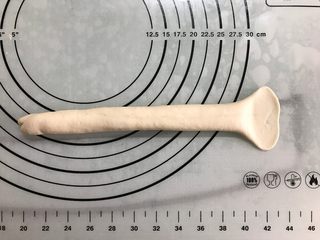 6、原味贝果,搓成22CM长的条,一头搓尖,一头压扁。