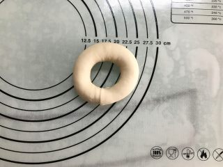 7、原味贝果,将长条围成圆圈,压扁那头将另一端的尖头包住捏紧。