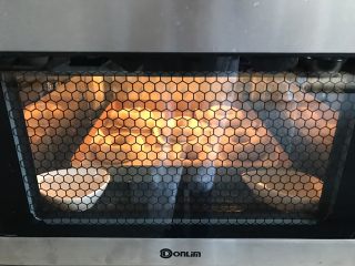 9、原味贝果,放入烤箱进行发酵,时间为20分钟左右