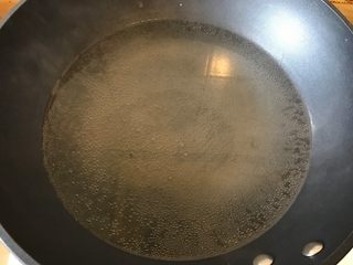 11、原味贝果,1000克水加50克细砂糖提前放入锅中煮至微滚。