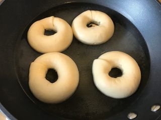 12、原味贝果,放入面包圈,烫20-30秒,翻面再烫20-30秒。