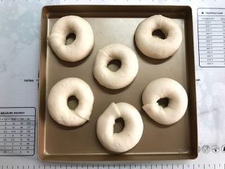 13、原味贝果,沥干水份后放入烤盘。