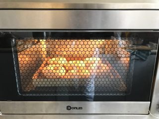 14、原味贝果,送入烤箱,烤制15分钟左右。