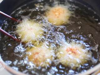 12、四喜丸子12m+宝宝辅食,炸至成微黄色就可以捞出啦~