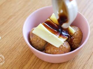 13、四喜丸子12m+宝宝辅食,丸子放入碗中，把姜片盖在上面。放一点酱油，倒半碗清水~