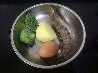 1、土豆西兰花吉利虾,准备好食材