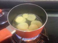 2、土豆西兰花吉利虾,土豆去皮,洗净,切片,用水煮熟