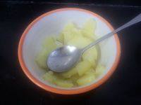 3、土豆西兰花吉利虾,趁热,用勺子碾碎,用盐,胡椒粉,橄榄油搅拌好待用