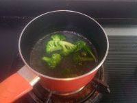 4、土豆西兰花吉利虾,西兰花切小朵,洗净,用开水焯熟