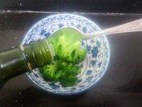 5、土豆西兰花吉利虾,用橄榄油,盐,胡椒粉搅拌好待用