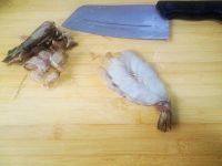 6、土豆西兰花吉利虾,大虾去头,去壳,从背部切开,但是不要切断,去虾线,再用刀背剁几下