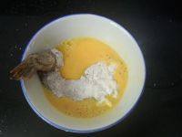 9、土豆西兰花吉利虾,再放入鸡蛋液沾些蛋液