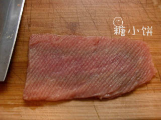 3、糖醋里脊,反过来再斜45°密密地切上菱形花刀