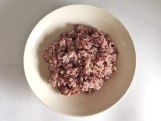 2、粗粮凤梨炒饭, 粗粮饭食材和水的比例为1:1.4煮成粗粮饭。由于粗粮吸水性好，用水量比平时煮米饭稍多一点即可。
