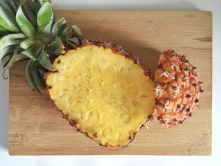 4、粗粮凤梨炒饭, 凤梨竖切去四分之一。