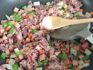 9、粗粮凤梨炒饭,倒入粗粮饭压拌翻炒均匀，加入少许盐调味。
