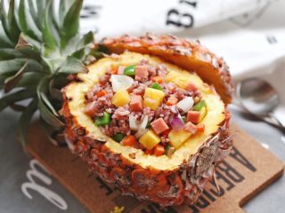 11、粗粮凤梨炒饭,把炒饭盛入刚才制作的凤梨碗