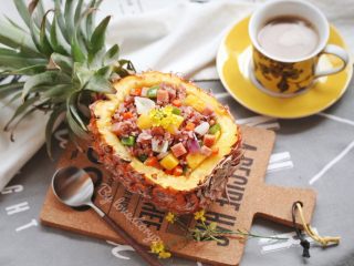 12、粗粮凤梨炒饭,根据喜好，可以撒少许葱花，即可享用。